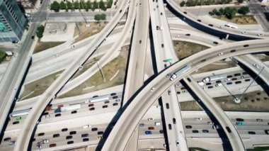 Yükseltilmiş otoyolda ve Chicago yakınlarındaki yoğun kavşakta geniş bir hava görüntüsü var. Çekimin üstünde. Yüksek kalite 4k görüntü