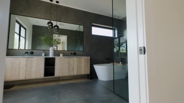 现代装修浴室在现代家居 房地产内部 很宽的镜头移动相机 高质量的4K镜头 — 图库视频影像