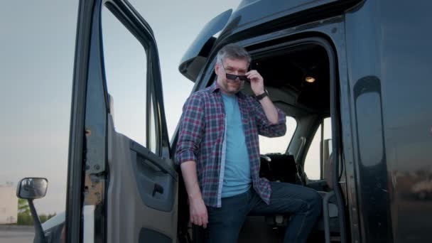 Retrato Motorista Caminhão Profissional Senta Seu Caminhão Atrás Dele Estacionado — Vídeo de Stock