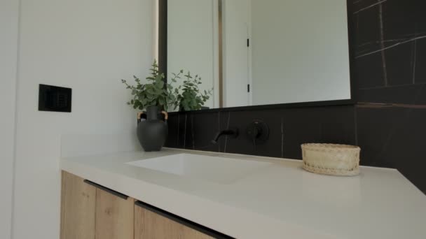 Wide Elements Modern Tiled Banheiro Casa Moderna Interior Imobiliário Imagens — Vídeo de Stock