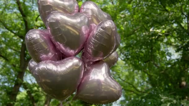 Balony Przeciwko Zielonemu Lasowi Szczęśliwej Dekoracji Urodzinowej Wysokiej Jakości Materiał — Wideo stockowe