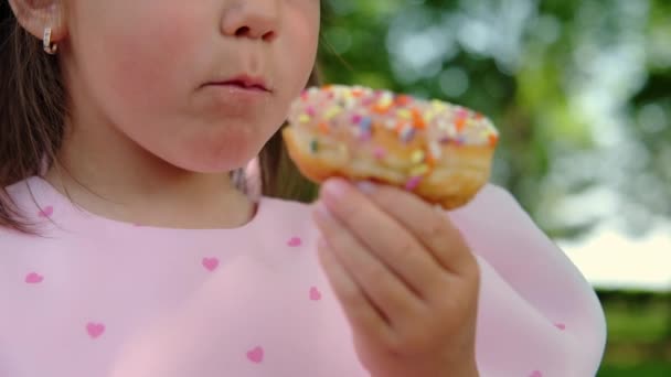 Μικρό Κορίτσι Τρώει Νόστιμο Donut Food Concept Υψηλής Ποιότητας Πλάνα — Αρχείο Βίντεο