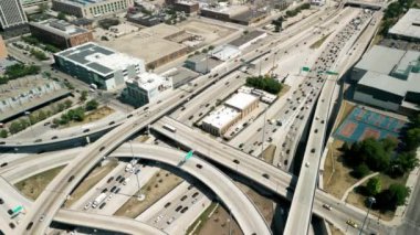 Şikago yakınlarındaki yoğun kavşakta ve yüksek otobanda uçan araçların geniş drone görüntülerinin üzerinde. - Evet. Yüksek kalite 4k görüntü