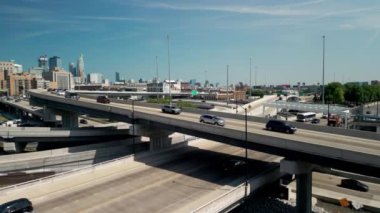 Şikago IL güneşli bir günde, yüksek otoban ve Chicago yakınlarındaki yoğun kavşakta giden arabaların geniş hava görüntüsü. ABD 5 Mayıs 2023. Yüksek kalite 4k görüntü