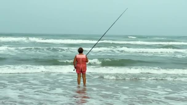 Жінка Рибалка Стоїть Піску Біля Океану Ловить Рибу Вранці Широкі — стокове відео