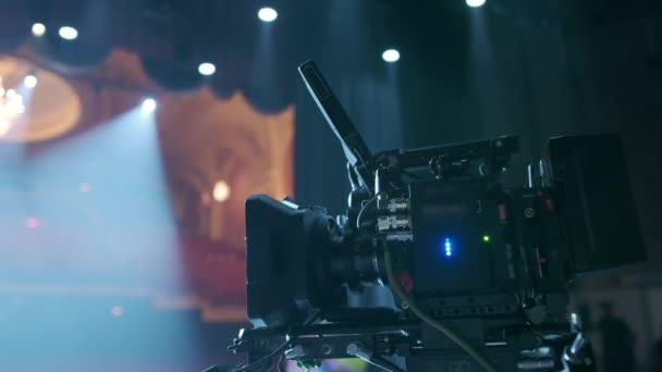 Professionele Digitale Filmcamera Met Set Van Licht Opknoping Studio Achtergrond — Stockvideo