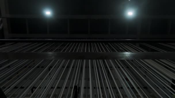 舞台上的灯光照亮了夜晚悬挂的绳索 剧场的风景 高质量的4K镜头 — 图库视频影像