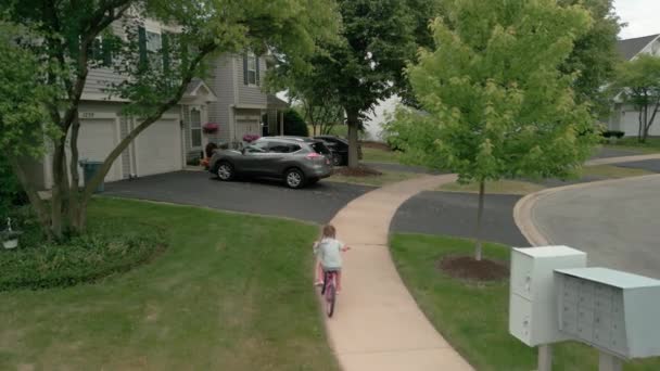 Yolda Bisiklet Süren Iki Küçük Kızın Hava Görüntüsü Yüksek Kalite — Stok video