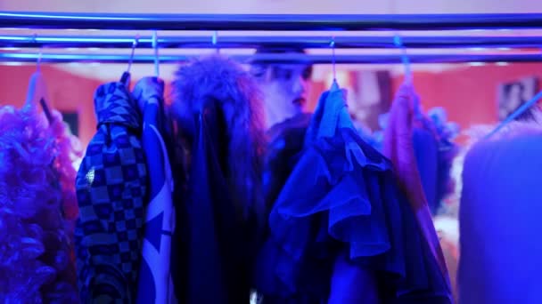 Kadın Eli Palto Askısına Dokunur Üzerinde Butik Whit Marka Modern — Stok video