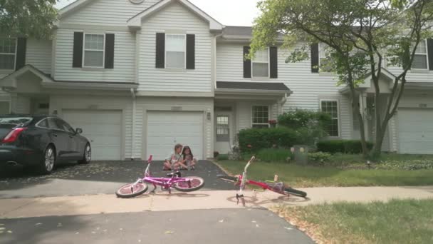 Duas Meninas Estão Sentadas Perto Casa Lado Bicicletas Tira Câmara — Vídeo de Stock