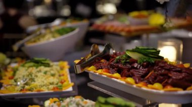Yemek servisi çalışanı bir dilim jambon keser düğün organizasyonları için yemek servisi yapar. Kamerayı çek. Yüksek kalite 4k görüntü