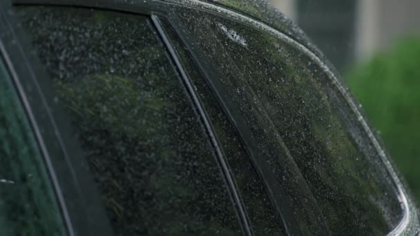 閉じるスローモーションビューでは 大雨の水を車の窓に落ちる嵐の雨が値下がりしました 高品質4K映像 — ストック動画