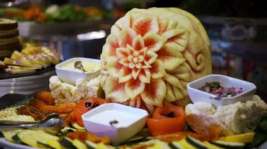 Renkli Meyveler restorandaki Tatlı Masa Barı 'nda. Kamerayı çek. Yüksek kalite 4k görüntü