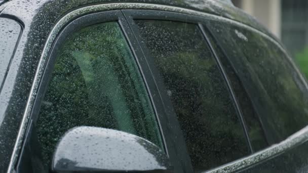 映像を閉じると 大雨の水を車の窓に降る嵐の雨が値下がりしました 高品質4K映像 — ストック動画