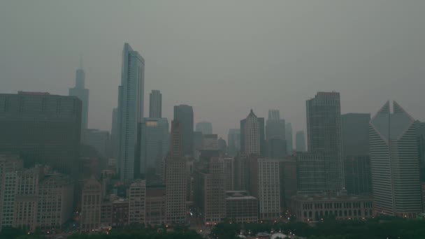 来自加拿大野火毛毯中西部芝加哥的烟熏空气 开阔的空中视野 高质量的4K镜头 — 图库视频影像