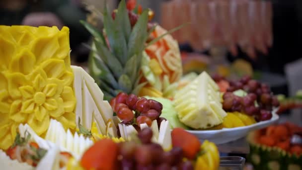 Frutas Coloridas Están Mesa Sweet Bar Restaurante Imágenes Alta Calidad — Vídeo de stock