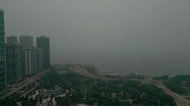 Kanada Vahşi Ateş Battaniyeleri 'nden Smoky Air Orta Batı Chicago. İHA görüntüsü. Yüksek kalite 4k görüntü