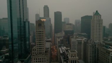 Yangından sonra Kanada 'dan Smoky Air Battaniyeleri Orta Batı Chicago' da. Yüksek kalite 4k görüntü