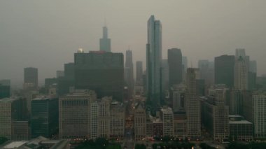 Kanada Vahşi Ateş Battaniyeleri 'nden Smoky Air Orta Batı Chicago. Geniş açılı drone görüntüsü. Yüksek kalite 4k görüntü
