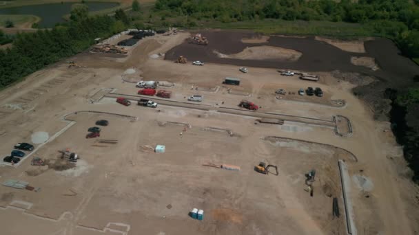 Una Excavadora Nivela Una Parcela Terreno Para Desarrollo Suite Construcción — Vídeos de Stock