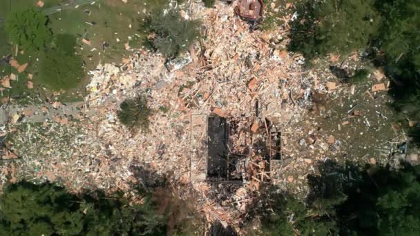 摧毁了单个家庭的房屋 财产被丙烷泄漏的灾难完全损坏 左上方的无人机高质量的4K镜头 — 图库视频影像