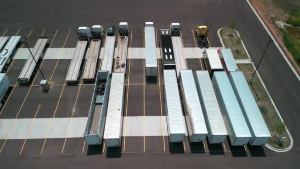 Aparcamiento Almacén Logístico Con Semi Camiones Remolques Carga Vista Aérea — Vídeos de Stock