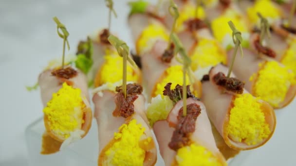 Feche Tiro Mesa Banquete Com Aperitivos Catering Restaurante Imagens Alta — Vídeo de Stock