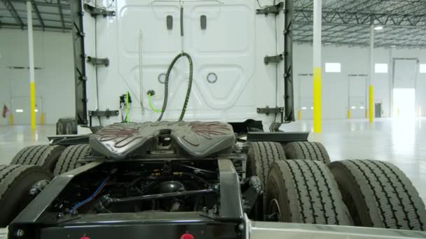 修理的车库 车间或仓库里的新卡车 移动相机镜头 高质量的4K镜头 — 图库视频影像