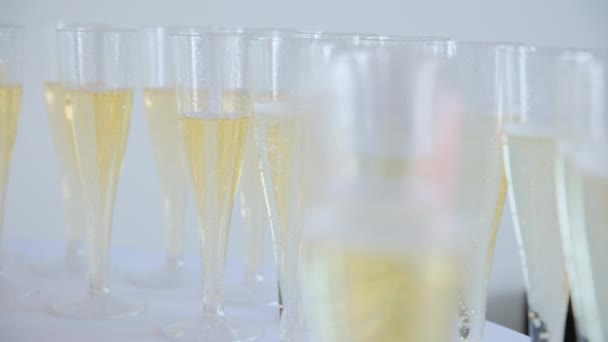 Bubbels Champagneglazen Aan Een Tafel Beweeg Camera Hoge Kwaliteit Beeldmateriaal — Stockvideo
