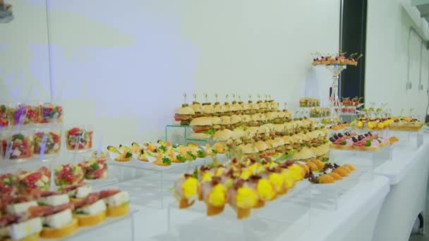 Vista Amplia Mesa Banquete Con Aperitivos Catering Restaurante Imágenes Alta — Vídeos de Stock