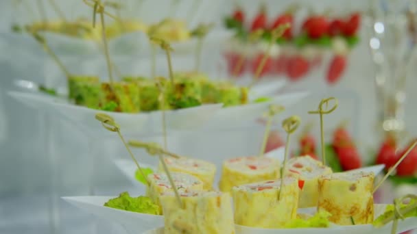 Vista Cerca Movimiento Mesa Banquete Con Aperitivos Catering Restaurante Imágenes — Vídeo de stock