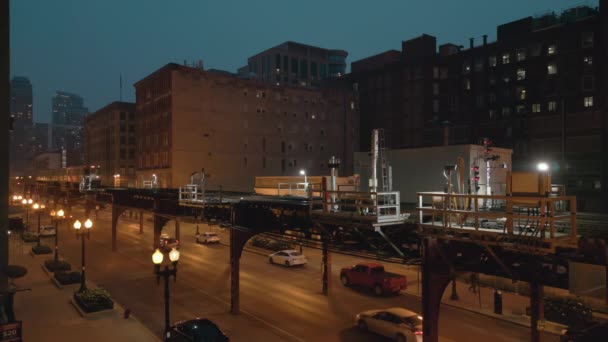 Zug Fährt Nachts Auf Hochgleis Bahn Der Innenstadt Von Chicago — Stockvideo