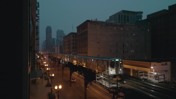 Pociąg Przejeżdżający Torze Wysokościowym Nocy Metro Centrum Chicago Strzał Powietrza — Wideo stockowe