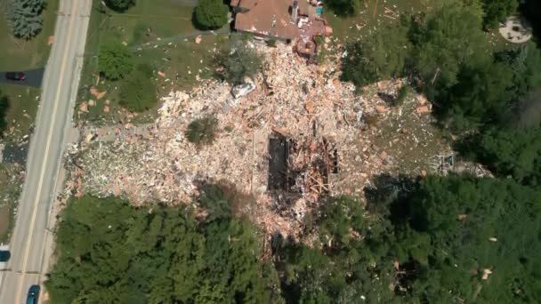 Zniszczony Dom Jednorodzinny Mienie Całkowicie Zniszczone Przez Wyciek Propanu Drona — Wideo stockowe