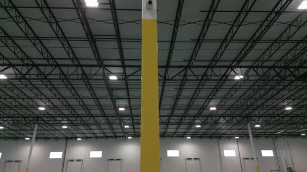 Wide Shot Large Commercial Warehouse Move Camera Footage High Quality — Vídeo de stock