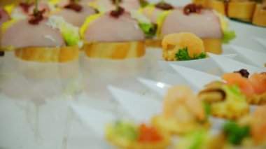 Garson sofrayı kurar. Aperatifli ziyafet masası. Restoranda yemek servisi. - Evet. Yüksek kalite 4k görüntü