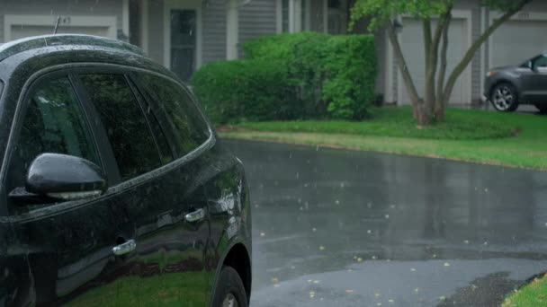 Şiddetli Yağmur Damlaları Park Arabasının Üzerine Yağar Yağmur Günü Yüksek — Stok video