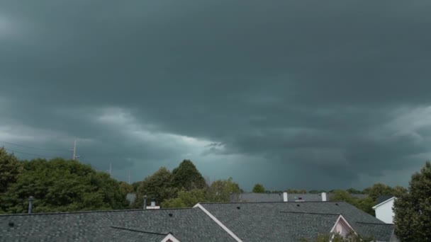 暴雨和雷电在郊区城市上空形成的乌云在阴郁的天空中形成 无人机视图 高质量的4K镜头 — 图库视频影像