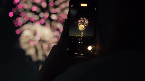 電話カメラで花火を撮影する 7月4日または新年のお祝いに適した夜空の花火 スローモーション 高品質の4K映像 — ストック動画