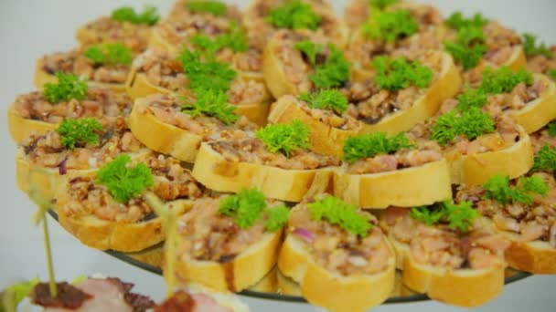 Feche Mesa Banquete Com Aperitivos Catering Restaurante Tira Câmara Imagens — Vídeo de Stock