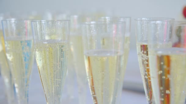 Nahaufnahme Von Bubbles Champagnergläsern Einem Tisch Bewegte Kameraaufnahmen Hochwertiges Filmmaterial — Stockvideo