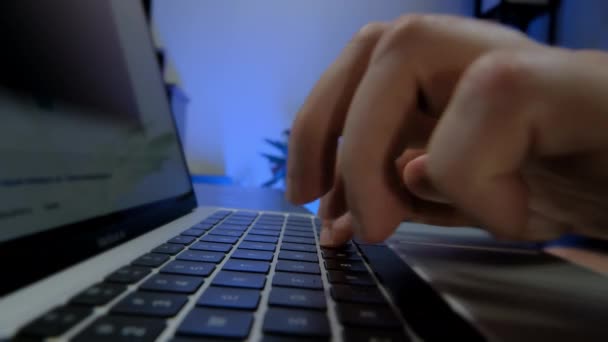 コンピュータキーボードでタイピングする人のマクロショット クローズアップビュー 高品質の4K映像 — ストック動画