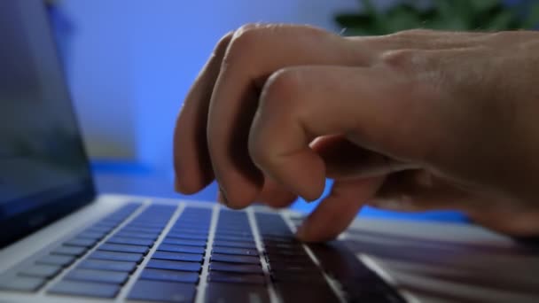 在计算机键盘上打字的人的宏观镜头 关闭移动视图 高质量的4K镜头 — 图库视频影像