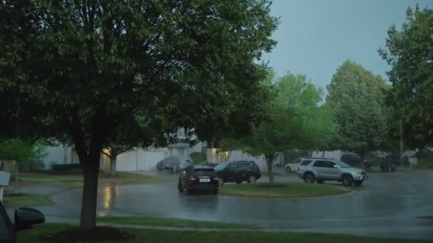 Starkregen Fällt Auf Straßen Der Nähe Von Einfamilienhäusern Sturmtag Weitschuss — Stockvideo