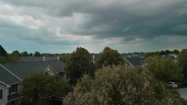 暴雨和雷电在郊区城市上空形成的乌云在阴郁的天空中形成 俯瞰全景高质量的4K镜头 — 图库视频影像
