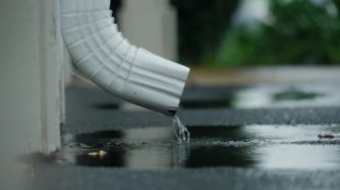 Kapatın. Şiddetli Sağanak Yağmurlu Gök Gürültüsü Altında Çatı ve Yağmur Çukuru 'nu vurdu. Yavaş çekim. Yüksek kalite 4k görüntü