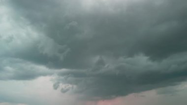 Şiddetli yağmurdan önce kasvetli gökyüzünde oluşan fırtınalı bulutların zaman akışı. - Evet. Yüksek kalite 4k görüntü