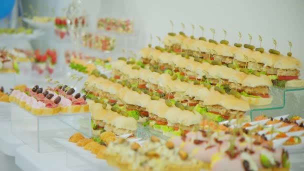 Mesa Banquete Con Aperitivos Catering Restaurante Mueve Las Imágenes Cámara — Vídeo de stock