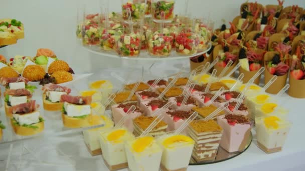 Schokoriegel Süßigkeiten Ständen Leckere Desserts Beim Bankett Biskuitkuchen Mürbeteigkuchen Kamerafahrt — Stockvideo