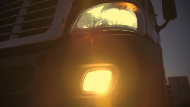 Félig Teherautó Éjszakai Parkolóba Ahol Más Teherautók Állnak Mozgó Kamera — Stock videók